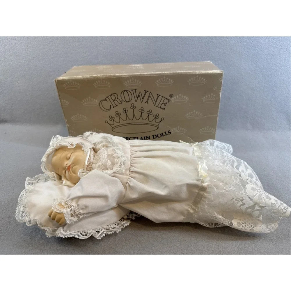CROWNE, Fine Porcelain Sleeping Musical Moving baby on heart pillow VINTAGE